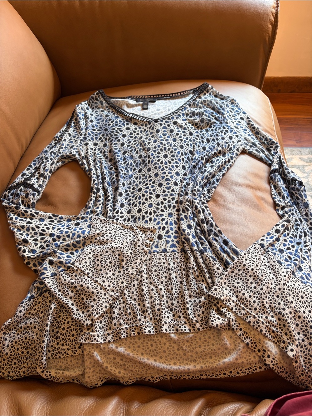 Jessica Simpson Blue and White Printed V‑Neck Long Sleeve Top